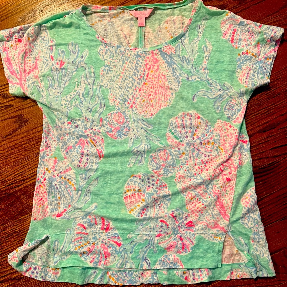 Lilly Pullitzer Women’s scoopneck tee. Size medium.